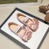 Sapatos de couro para meninas 2025 outono novo estilo sapatilhas de dança para vestido sapatos de princesa para bebês e crianças com laço sola macia sapatos de calçar