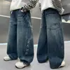 Nueva colección de otoño: jeans de pierna ancha para niños con bordado de letras, corte holgado, lavado vintage y dobladillo curvo estiloso