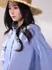 Shengdu26 Otoño Nuevo Estilo Coreano Camisa Rayada con Cuello Alto y Volantes con Diseño Único y Efecto Adelgazante
