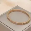 Pulseira de 4 Diamantes e 6 Tachas com Tachas, Estilo Europeu e Americano Aço Titânio Clássica Luxuosa Moda Versão de Ponta Pulseira com Design Estrelado