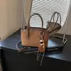 Diseño de nicho retro transfronterizo, bolso tipo cubo de estilo relajado para mujer, adecuado para el trabajo y los desplazamientos, simple, moderno y a la moda, se puede llevar en la mano o usar como bolso cruzado