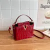 Bolsa de Hombro Cruzada de Mano Nueva de Moda Primavera 2026 Textura de Piedra Lujo Ligero Moda Retro Tendencia Simple Versátil