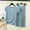 Conjunto de dos piezas de verano para casa, talla grande, holgado, de modal: camiseta de manga corta con cuello en V y pantalones cortos de cintura alta con cordón y dobladillo con volantes