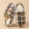 Inverno 2025 Novos Sapatos de Confinamento Quentes de Pelúcia Antiderrapantes com Solado Grosso para Uso Doméstico Interno Chinelos de Algodão Xadrez Retrô para Mulheres Outono