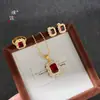 Conjunto de tres piezas de joyería de diseñador de alta gama niche Puzo Gold Store, mismo estilo de collar, aretes y anillo de terrón de azúcar con diamantes chapado en oro