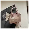 Bolso de mano pequeño exquisito transfronterizo para mujer 2026 nuevo bolso de hombro con patrón tejido para el trabajo y los desplazamientos bolso cruzado tipo cubo
