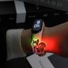 Pulsera LED luminosa y colorida con forma de muñeca de dibujos animados, ideal para estudiantes de primaria (modelo 2025). Reloj electrónico luminoso e impermeable.