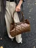 Bolso Transfronterizo para Mujer 2025 Nuevo Popular Estilo Coreano Moderno Sencillo Acolchado Gran Capacidad Portátil Bolso de Hombro Tote para Mujer