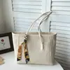 Nova bolsa feminina de outono 2026 transfronteiriça, moderna e versátil, bolsa tote de grande capacidade, padrão trançado retrô, bolsa de ombro para o dia a dia, bolsa de axila