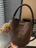 Bolsa pequena retrô muito estilosa para mulheres, novo modelo outono 2026, bolsa transversal de cor sólida, bolsa de mão tipo saco moderna e única