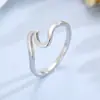 Anillo minimalista con forma de ola en V de acero de titanio, anillo de diseño exclusivo para hombres y mujeres, versátil para el uso diario