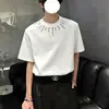 Design de rua com decoração de rebites metálicos, camisa masculina versátil de manga curta com estilo de Hong Kong, corte solto, marca moderna, top casual e estiloso
