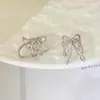 Pendientes de Clip Múltiples con Diseño Minimalista de Cruz Calada con Circonitas para Mujer Sin Perforaciones, Pendientes de Moda Únicos con un Toque de Lujo Ligero y de Alta Gama