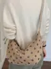 Elegante y moderna colección de otoño 2026: una bolsa de mano única de gran capacidad para el trayecto diario, con diseño de lunares y correa para el hombro/cruzada