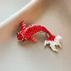 Nova Broche de Peixe Dourado Vermelho para Mulheres, Broche de Roupa Koi de Boa Sorte de Alta Qualidade, Requintado e Fofo, Alfinete Versátil para Casaco