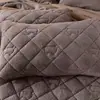 Sábana bajera acolchada y engrosada de lana de cordero con diseño antideslizante, colcha de cobertura total, protector de colchón cálido, sábana y juego de ropa de cama (conjunto de tres piezas)
