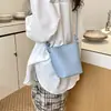 Bolsa de Balde Tecida Minimalista de Alto Padrão de Design de Nicho para Mulheres 2026 Novo Modelo Bolsa para Celular Versátil Ombro Transversal Pequena