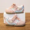 Zapatillas de Malla Transpirable para Niñas, Nuevos Zapatos de Caminar Suaves de Otoño, Lindos Zapatos Florales para Bebés, Zapatos Casuales para Niños