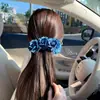 Clip de Plátano de Venta Caliente Retro Azul Denim de Gama Alta con Flor de Rosa, Ambiente Suave y Aspecto Completo en la Parte Trasera de la Cabeza