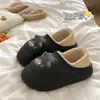 Lindas pantuflas de algodón con temática de gato para mujer, pantuflas cerradas de invierno de EVA impermeables con forro de felpa, cálidas y de suela gruesa, adecuadas para usar en interiores y exteriores