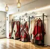 Estante de Exhibición para Vestidos de Boda, Perchero Estilo Chino Xiuhe, Estante de Exhibición Negro de Pie Montado en Pared para Tienda Hanfu