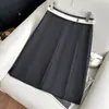 Cinturilla de color contrastante, bordado exquisito, nuevo diseño de otoño de cintura alta adelgazante en línea A, falda bodycon plisada para mujer