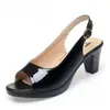 Sapatos Elegantes de Salto Alto Peep-Toe com Fivela Atrás e Bico Redondo Salto Grosso Sandálias Verão 2025 Novo Comércio Exterior Sapatos Femininos