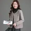 2026 Roupa para Mãe Jaqueta de Outono/Inverno de Alta Qualidade Estilo Francês Top Curto Novo Estilo Cardigan de Veludo Faux Mink para Mulheres de Meia-Idade e Idosas