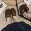Hebilla de cinturón de un solo paso 2026 que aumenta la altura mujer hermosa Rad suela gruesa puntera cerrada medias pantuflas moda mules pantuflas otoño