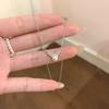 Colar de Pérola e Diamante em V Novo Estilo 2026 Luxo Leve Ins High-End Pingente Aço Titânio Não Desbota Corrente para Clavícula Feito Sob Medida
