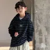 Moletom Infantil Estilo Primavera e Outono 2026 Novo Camisa Base Casual Listrada Infantil Blusa com Capuz Falsa de Duas Peças Tendência