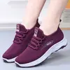 Novos sapatos de pano confortáveis estilo Velho Pequim, antiderrapantes e respiráveis, sapatos casuais femininos, leves e versáteis para mulheres de meia-idade e idosas