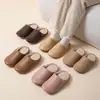 Pantuflas de algodón impermeables de cuero silencioso para mujer, uso en casa en invierno, suela suave, antideslizantes, cálidas, punta cerrada, pantuflas para parejas
