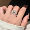 Anillo de Moissanita de Circonio de un Quilate Moderno y Versátil Joyería para Mujer Anillo de Dedo con Sensación de Alta Gama Europea y Americana Accesorios de Plata de Ley S925