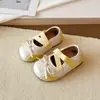 Sapatos de Couro Macio com Laço Fofo para Bebê Estilo Primavera e Outono 2026 Sapatos Pequenos de Couro para Meninas Sapatilhas Versáteis de Solado Macio para Bebê