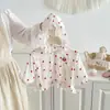 Camisa de Verão para Meninas Doce e Fofa Estampa de Morango para Bebê Camisa de Boneca Gola Franzida Manga Bufante