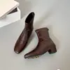 Botas Afuniladoras Aumentadoras de Altura Interna Outono/Inverno 2026 Botas Femininas Quentes Retrô Francesas Bico Quadrado Elegantes Botas Curtas Estilo Quente Salto Grosso
