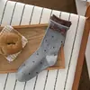 Meias femininas marrons para outono e inverno com laços, meias de cano médio doces e fofas, meias de algodão sem costura, meias largas estilo Maillard para primavera e outono