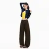 Jeans anchos de corte holgado para mujer en color marrón moca, estilo workwear americano con bolsillos grandes, pantalones extra largos en color marrón moca