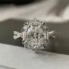 Nuevo Diseño de Lujo Anillo de Diamante Imitación Moissanita Oval Huevo de Paloma Quilate Grupo de Oro Blanco Anillo con Incrustaciones de Circonita para Mujer