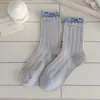 Meias longas femininas para outono e inverno, estilo college, doces, com punho duplo, borda franzida com renda, comprimento até o meio da panturrilha, feitas de algodão penteado