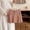 Conjunto de outono para meninas com capuz e detalhes em renda, apresentando um design doce e estiloso, blusa de manga longa como base e camiseta infantil de algodão jacquard.