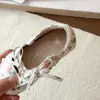 Zapatos de piel para niña, nueva colección otoño 2026, zapatos tipo princesa florales de punta fina, estilo coreano, modernos y versátiles para estudiantes, zapatos casuales de punta cuadrada
