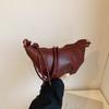 Bolsa Pequena Marrom Maillard Retrô Outono e Inverno para Mulheres 2026 Nova Versátil Bolsa Transversal Super Popular Nicho Bolsa Croissant
