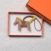 Colgante de Poni de Cuero Genuino Llavero de Cuero Hecho a Mano Piel de Oveja Poni Decoración para Asa de Bolso de Moda Venta al por Mayor