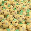 Lindo Colgante Broche de Muñeco Naranja de Peluche Dibujos Animados Divertidos Accesorios para Bolsas y Ropa Materiales Decorativos Creativos para Manualidades