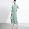 Conjunto de Duas Peças Miyake Fashion Estilo Casual para o Dia a Dia, Cor Sólida Manga Curta Saia Irregular de Cintura Alta Cauda de Peixe Traje Miyake