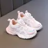 Zapatillas deportivas de malla para niñas 2026 nuevos zapatos para niños transpirables zapatos de papá zapatos casuales para niñas zapatos versátiles para exteriores