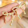 Pendientes Vintage Luocheng Dorados con Textura de Lazo para Mujer, Pendientes Exquisitos Plisados Irregularmente, Accesorios para Orejas de Estilo Suave y Lujo Ligero
