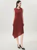 Vestido de Qualidade Boutique Miyake com Toque de Luxo, Caimento Solto, Tamanho Grande, Sem Mangas, Irregular, Moderno, Versátil, Vestido de Comprimento Médio